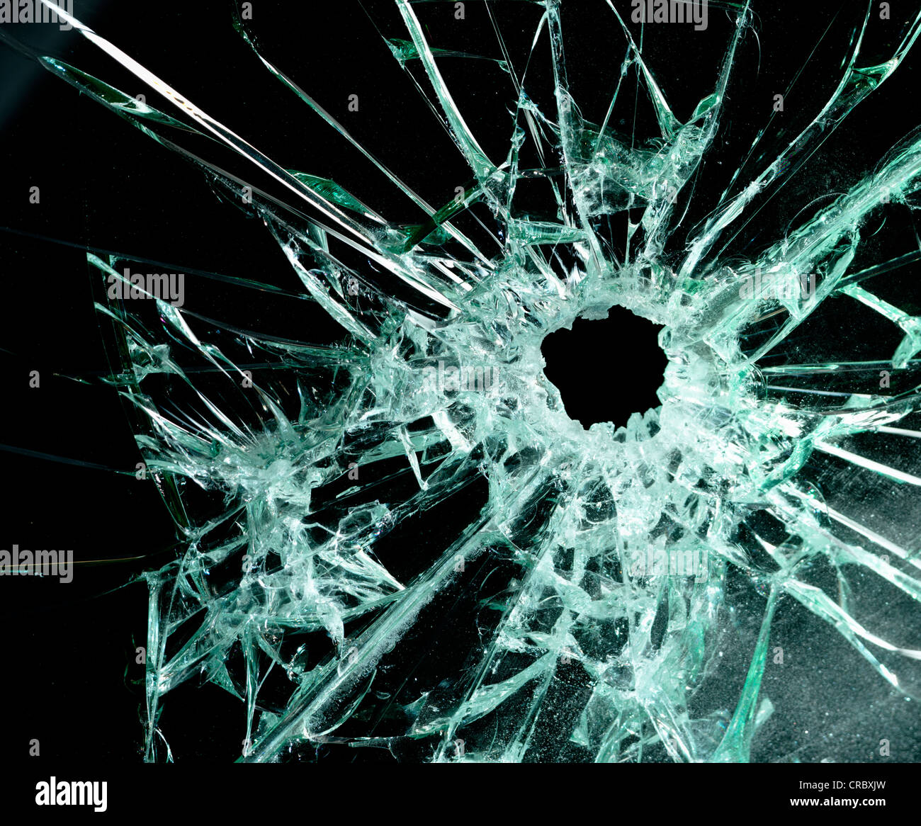 Auto Windschutzscheibe mit Einschussloch in es Stockfoto