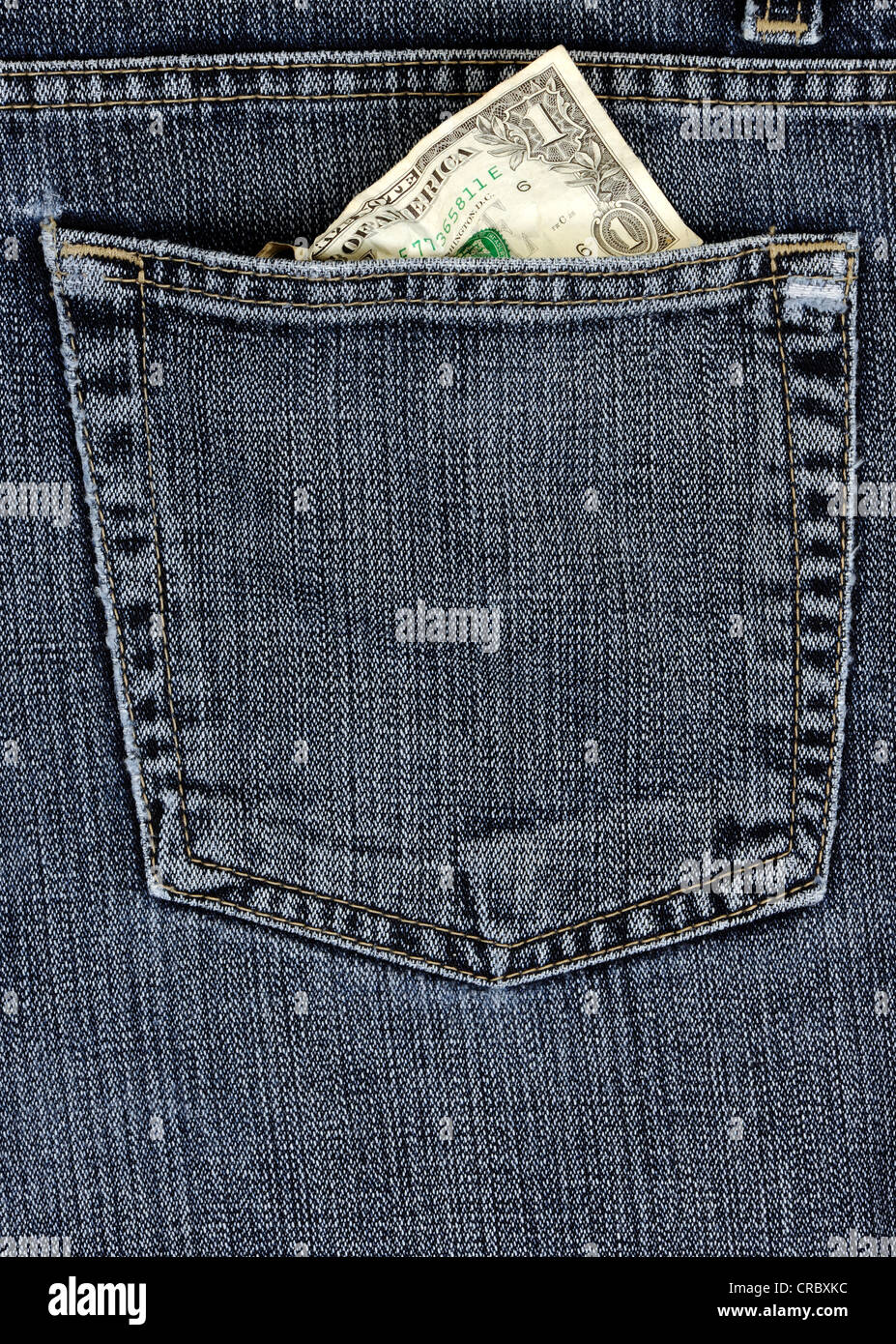 Zerknitterte 1 US-Dollar-Rechnung in eine Jeans-Tasche Stockfoto