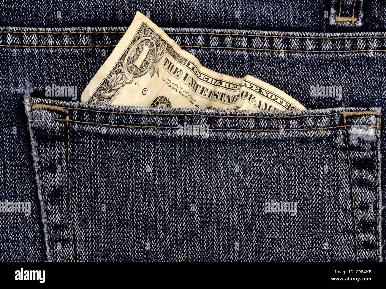 Zerknitterte 1 US-Dollar-Rechnung in eine Jeans-Tasche Stockfoto