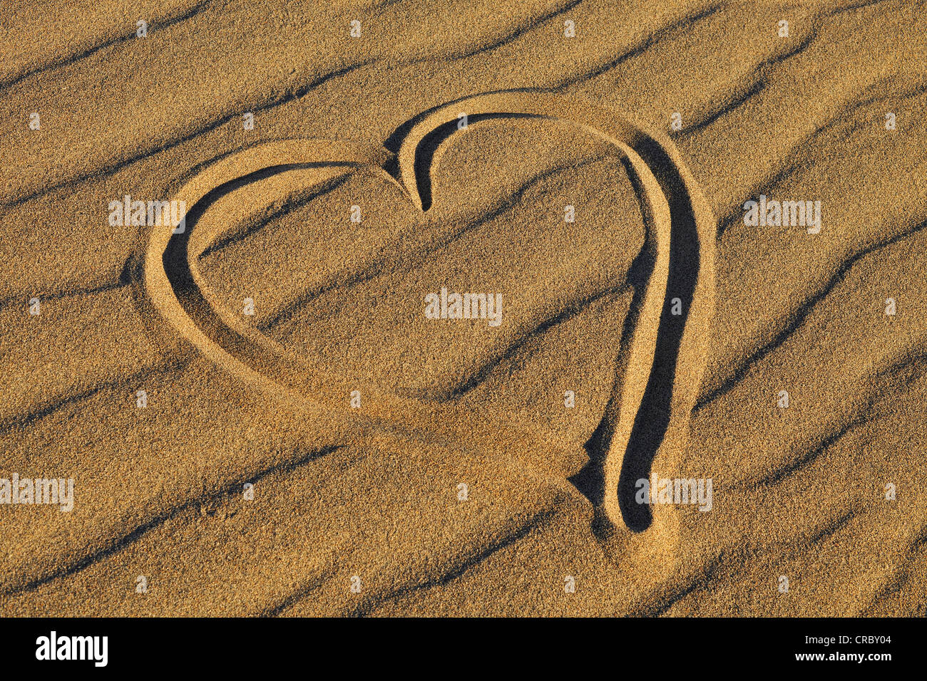 Ripple, Markierungen und ein Herz in den Sand der flachen Sanddünen Mesquite, Stovepipe Wells, Death Valley Nationalpark gezogen Stockfoto