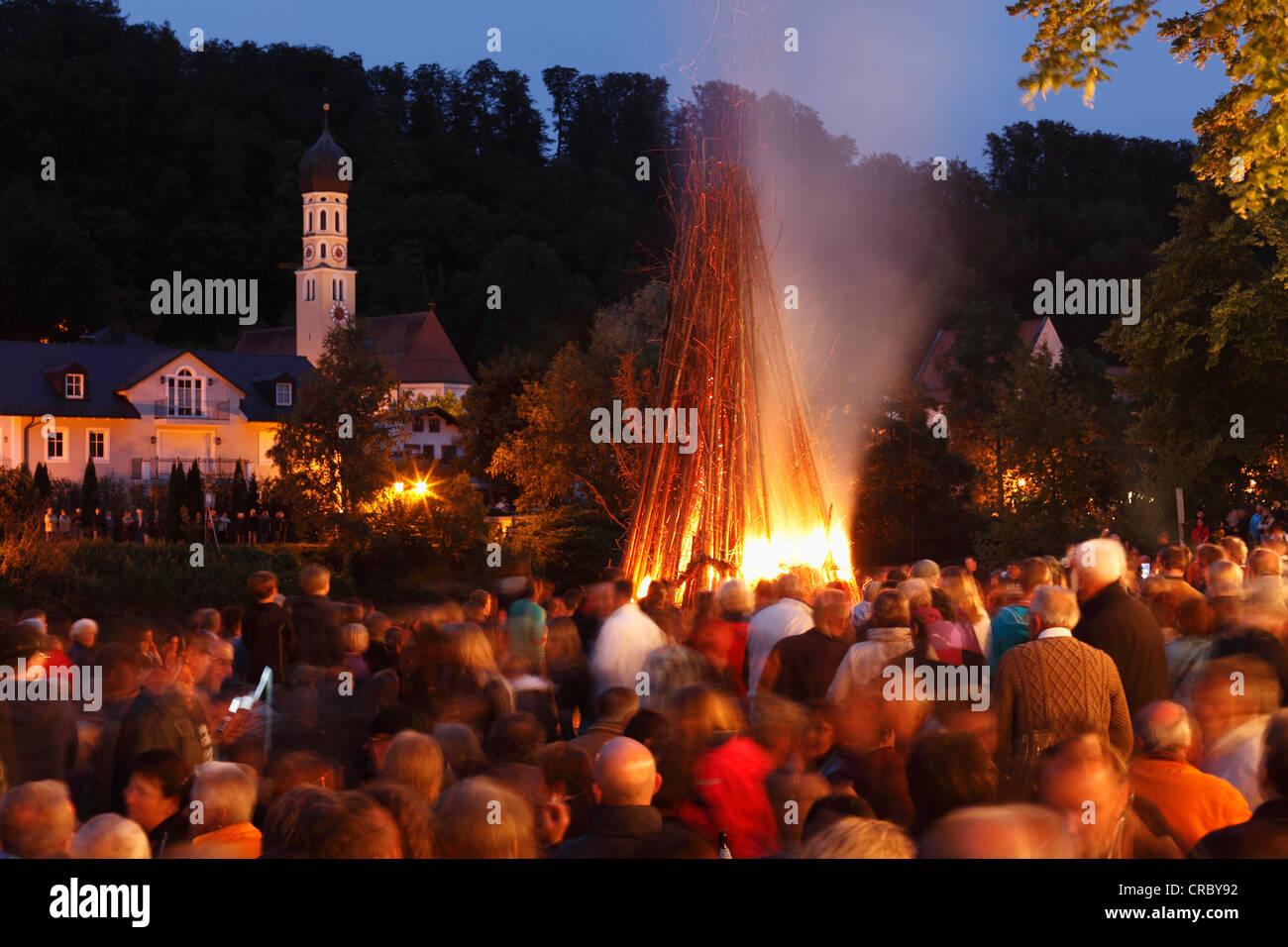 Lagerfeuer im Hochsommer, Johannisfeuer Lagerfeuer, Midsummer Festival, Wolfratshausen, Bayern, Oberbayern, PublicGround Stockfoto