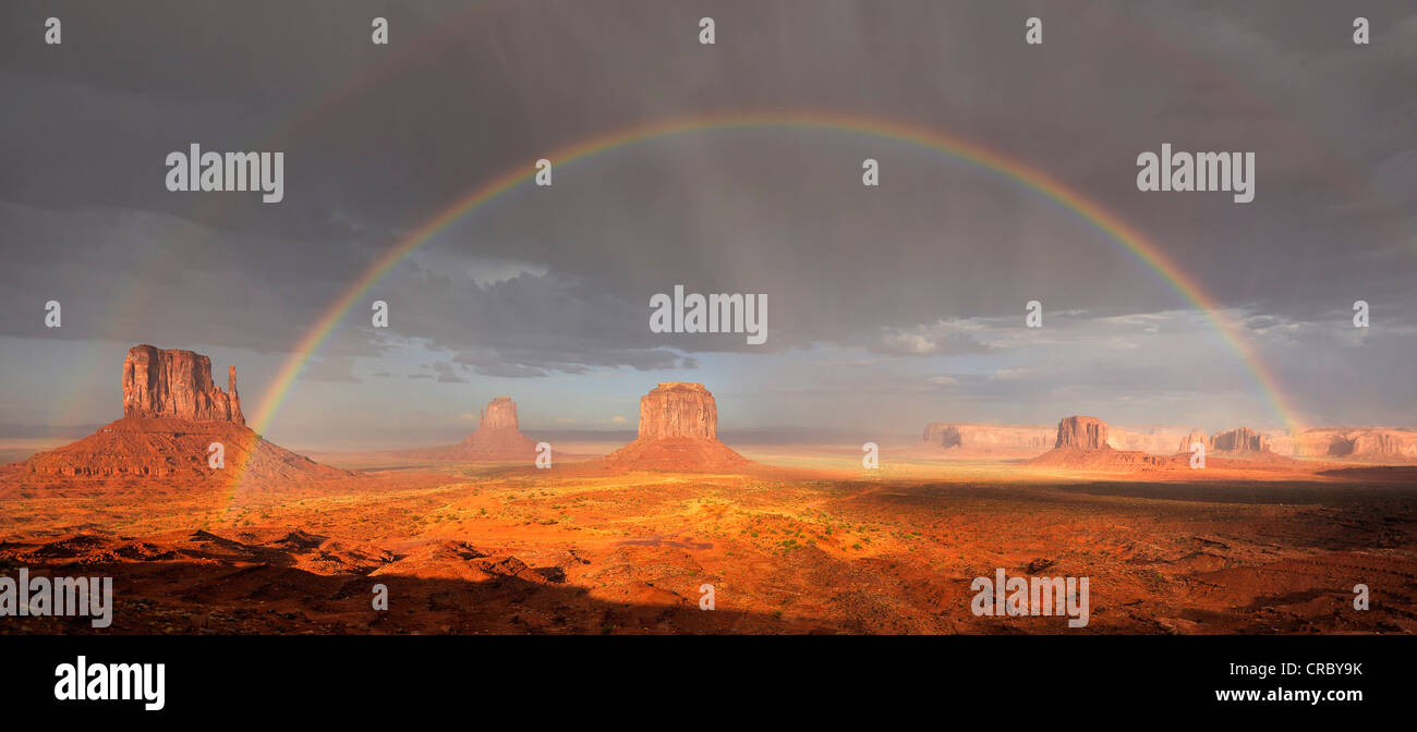 Doppelter Regenbogen während eines Regenschauers nach einem Gewitter im Abendlicht, Mesas, West Mitten Butte, East Mitten Butte Stockfoto