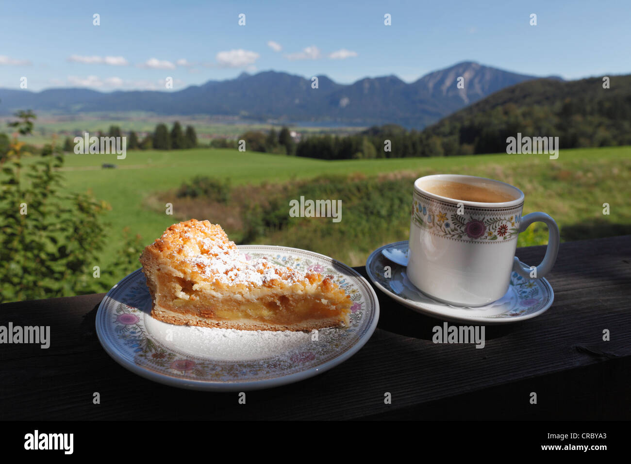 Einen Apfelkuchen und einer Tasse Kaffee, Terrasse des Alpengasthof Kreut-Alm Restaurant, Grossweil, Bayern, Oberbayern Stockfoto