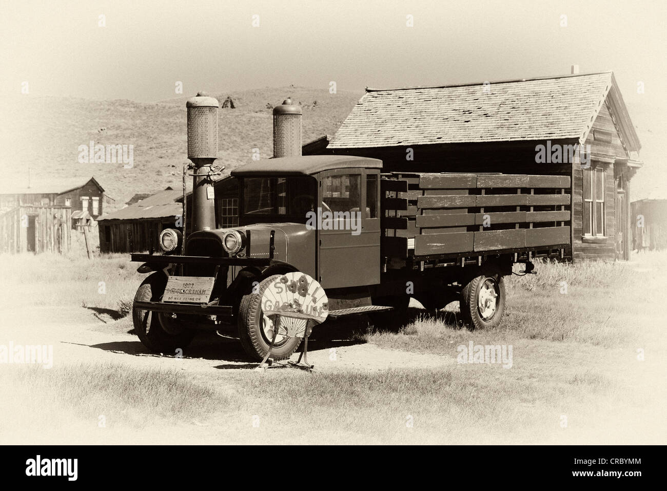 1927 Dodge Graham LKW vor eine Shell-Tankstelle, Geisterstadt Bodie, eine ehemalige Goldgräberstadt Stockfoto