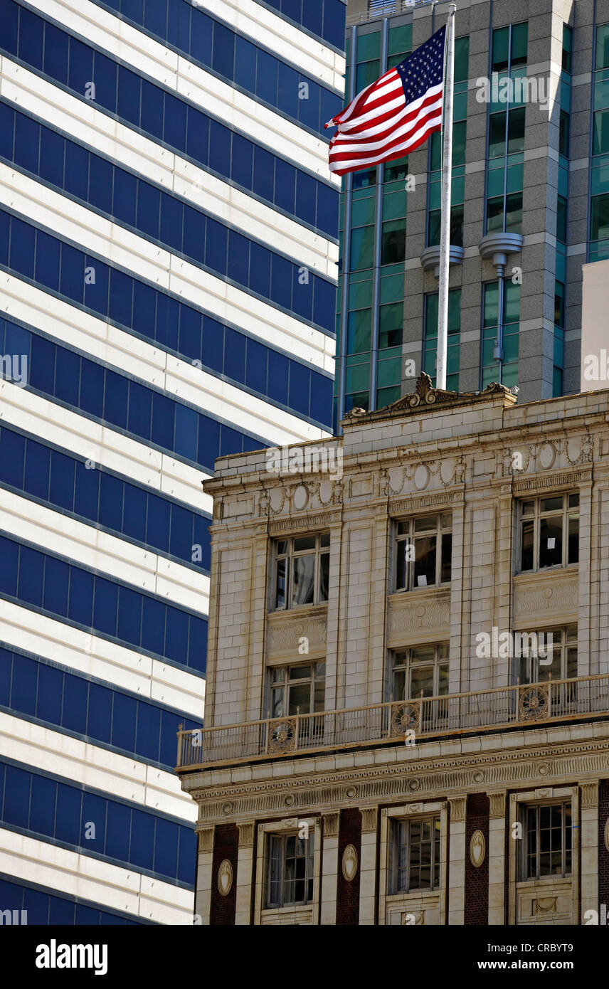 US-Flagge auf einem Hochhaus, 595 Market Street, Wolkenkratzer, San Francisco, Kalifornien, Vereinigte Staaten von Amerika, USA Stockfoto