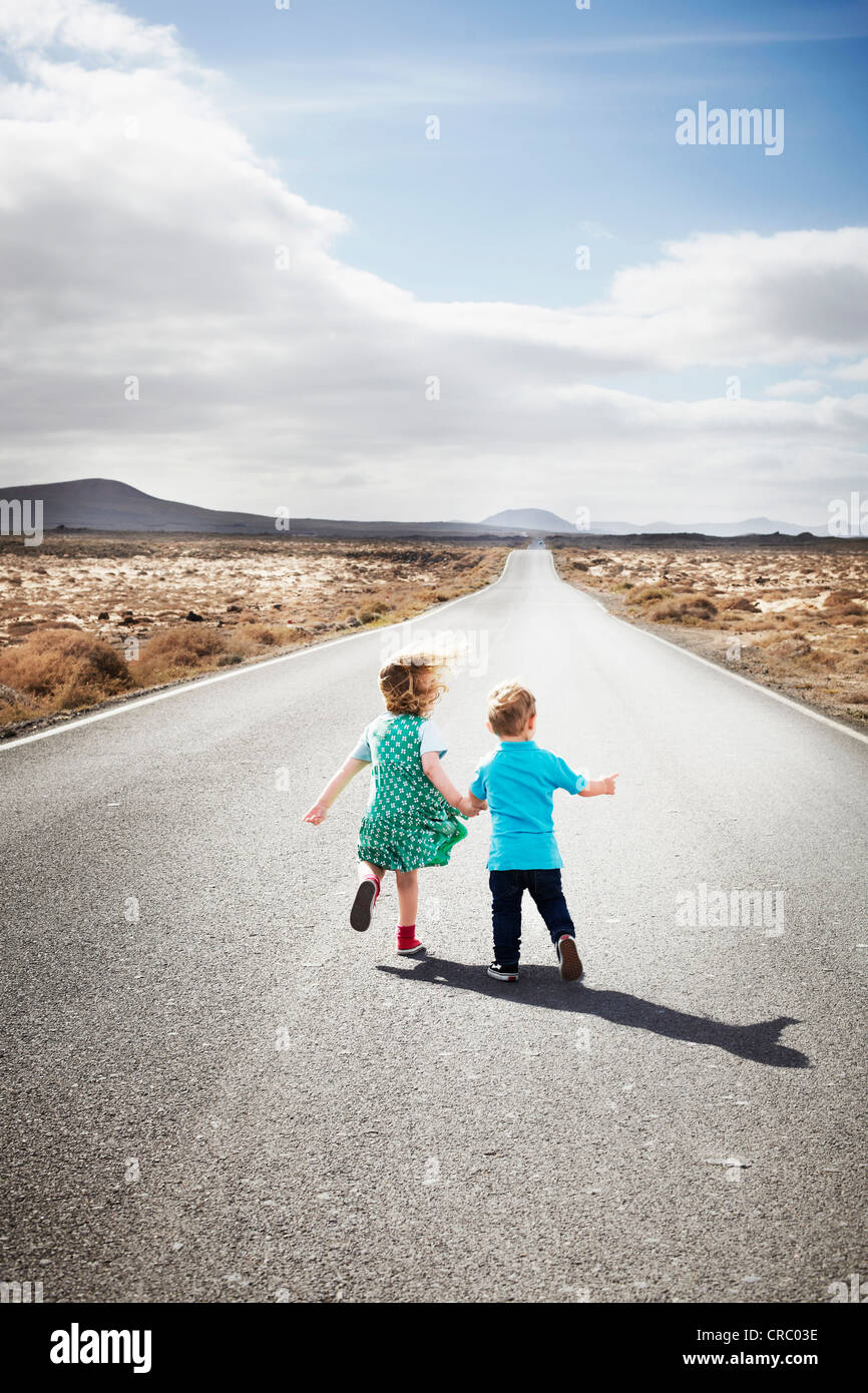 Kinder zu Fuß auf asphaltierten Feldweg Stockfoto