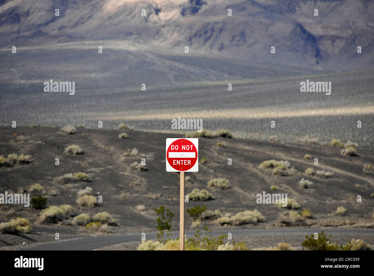 Geben Sie kein Straßenschild vor dem Maar und Sedimentgesteine der Ubehebe Crater, Vulkankrater Stockfoto