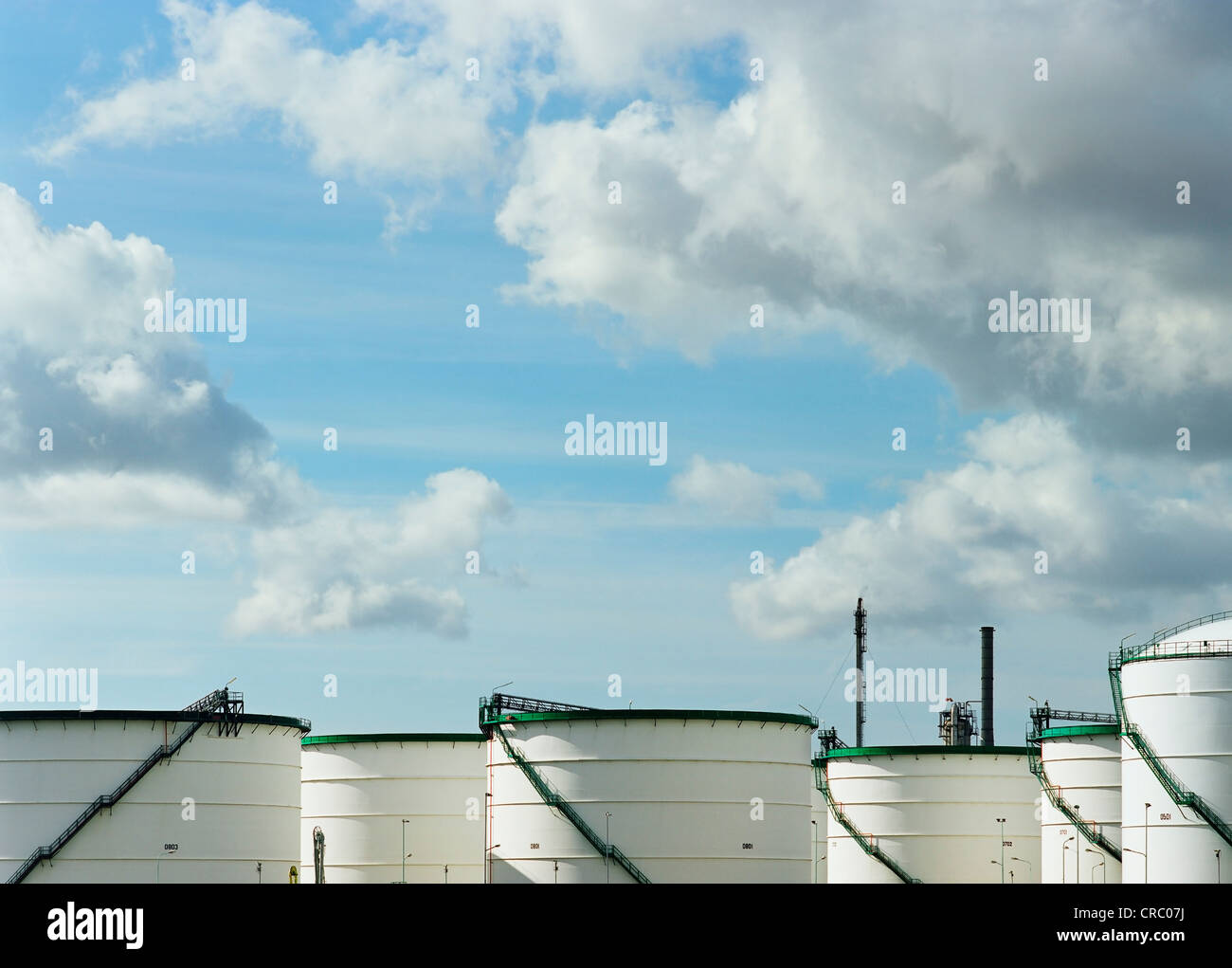 Lagertanks für Mineralölprodukte unter blauem Himmel, in den Hafen von Rotterdam Stockfoto