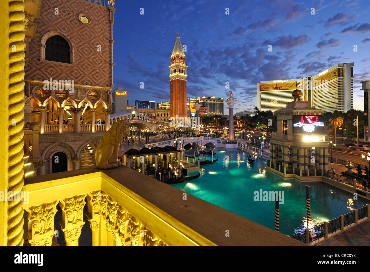 Nachtaufnahme zur blauen Stunde, Canale Grande, Grand Canal, Glockenturm Campanile, Gondeln, Strip, 5-Sterne Luxushotel an der Stockfoto