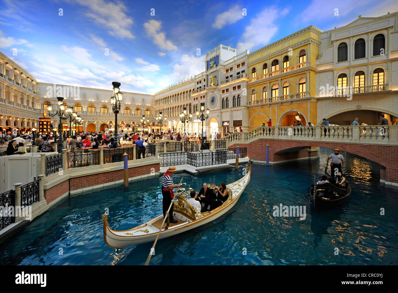 Touristen auf eine neu erstellte Piazza San Marco, den Markusplatz unter einem künstlichen Himmel, venezianische Gassen, eine Trauung in einer Stockfoto