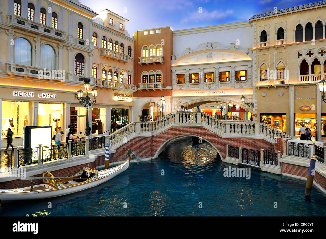 Touristen in simulierten venezianische Gassen unter einem künstlichen Himmel, Hochzeit Gondel, Canale Grande, 5-Sterne-Hotels Stockfoto