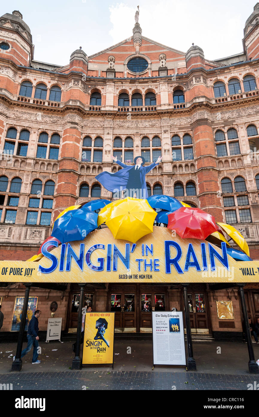 Das Palace Theatre Shaftesbury Avenue London UK mit Gesang in den Regen Zeichen außerhalb Stockfoto