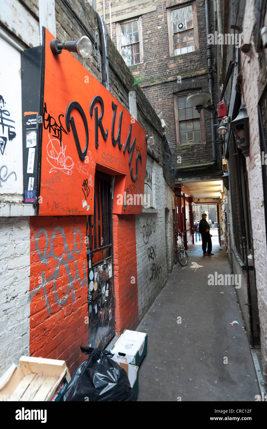 Drum-Shop, einer Seitengasse Dänemark Street London UK. Auch bekannt als Tin Pan Alley berühmt für Musikinstrument Geschäfte Stockfoto