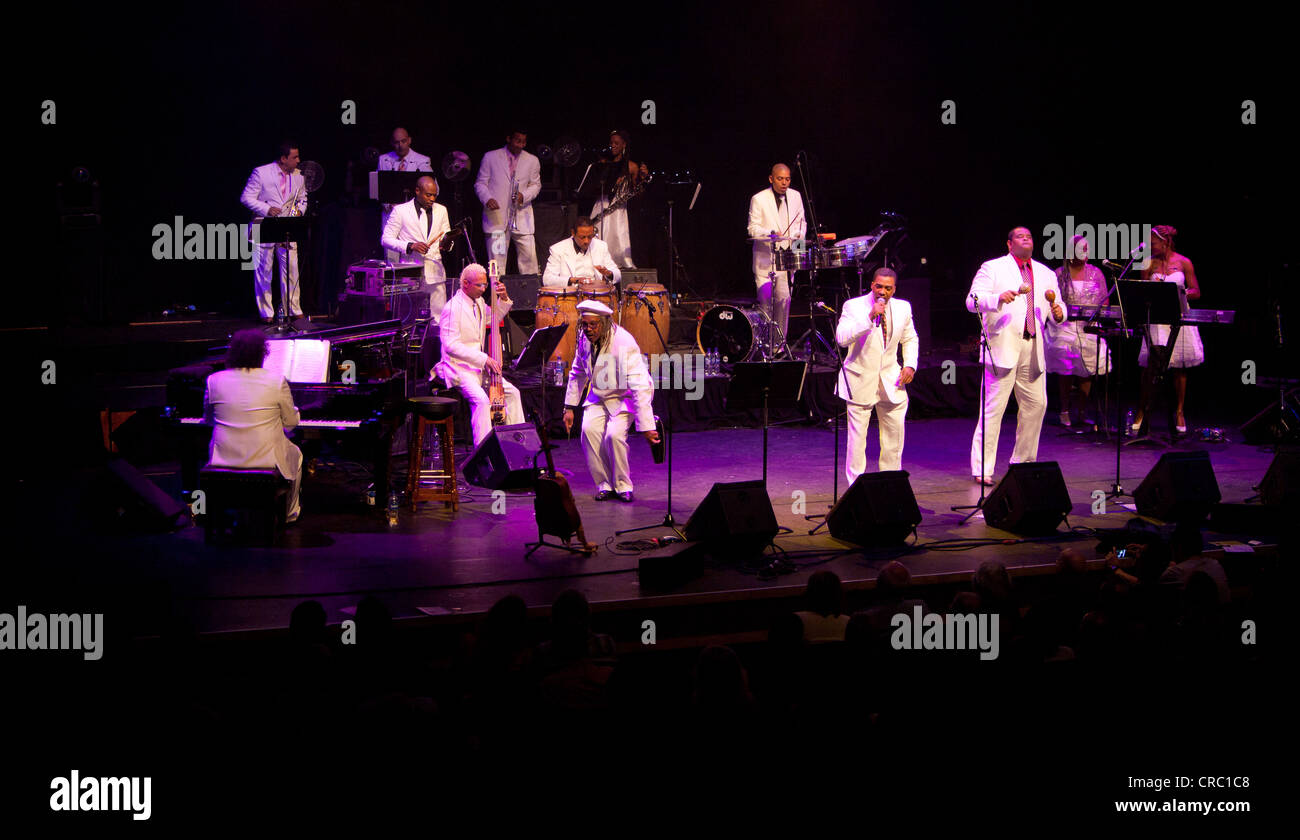 Afro Cuban All Stars mit Juan de Marcos González in Londoner Latin Music Festival La Linea, Barbican Hall, London, UK 2012 Stockfoto