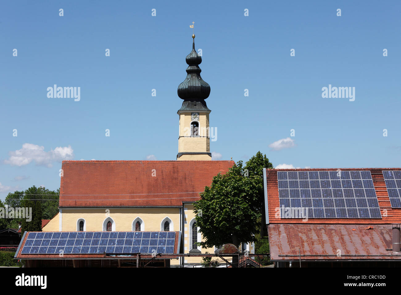 Die Geburtskirche hinter Barnroofs mit Sonnenkollektoren, Frauenried, Irschenberg, Bayern, Oberbayern Stockfoto