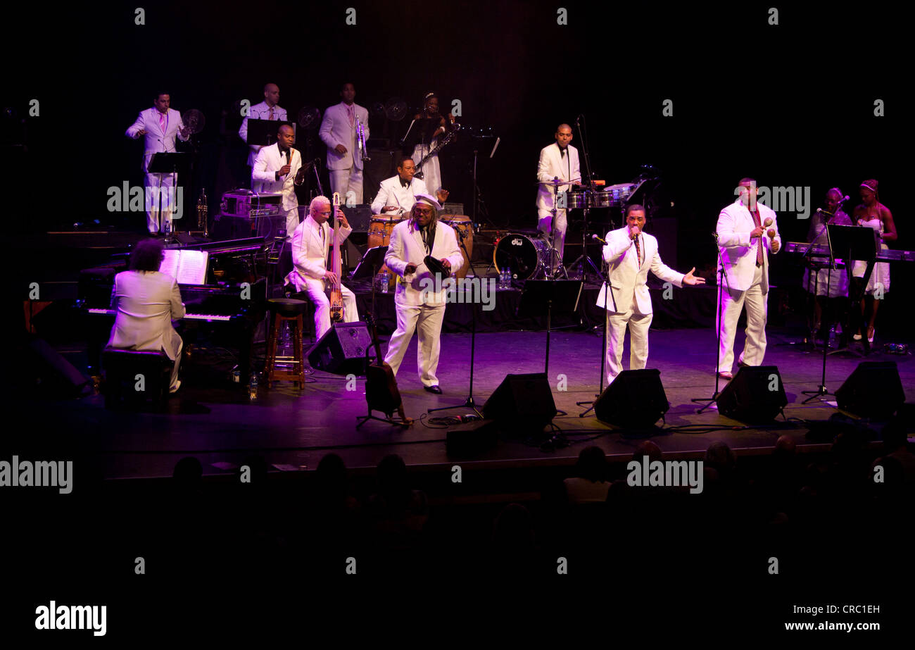 Afro Cuban All Stars mit Juan de Marcos González in Londoner Latin Music Festival La Linea, Barbican Hall, London, UK 2012 Stockfoto