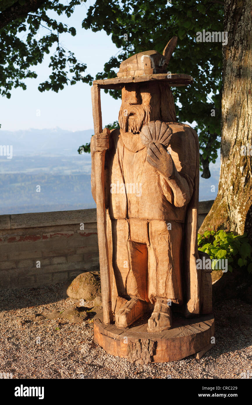 Holz-Skulptur "Jakobspilger" oder "Pilger des Jakobswegs" von M. Pratsch, Mt. Hoher Peissenberg oder Hohenpeißenberg Stockfoto