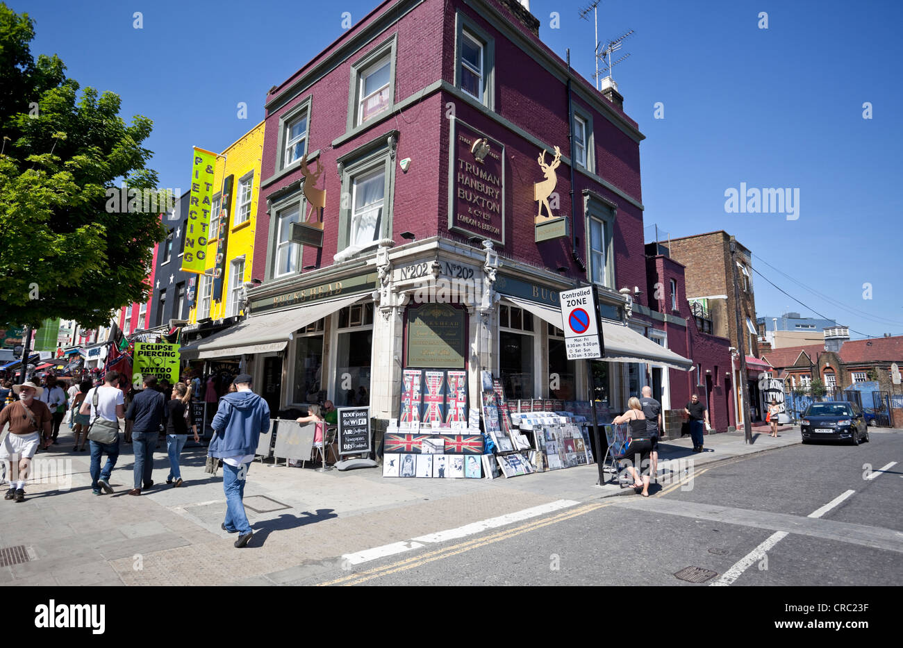 Straßenszene in der Ecke des Buck Street und Camden High Street, Camden Town, London, NW1, England, UK Stockfoto