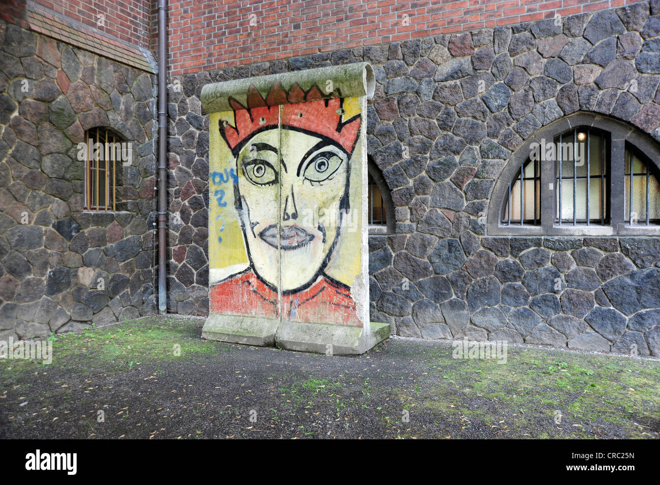 Wand-Relikt mit Graffiti, Streetart, Teil der Berliner Mauer vor dem Maerkisches Museum, Berlin Mitte, Deutschland, Europa Stockfoto