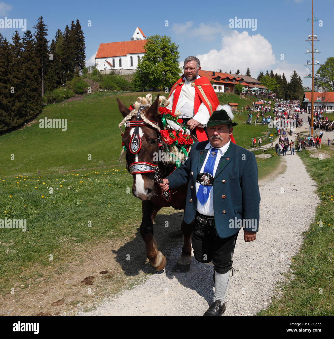 Pastor, Reiten auf dem Pferd, St.-Georgs Ritt Pferde Wallfahrt, Auerberg, Bernbeuren, Allgäu, Bayern, Oberbayern Stockfoto