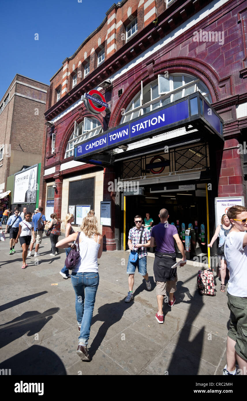 Straßenszene vor u-Bahnstation Camden Town, London, NW1, England, UK Stockfoto