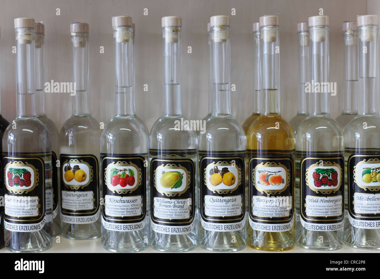 Flaschen Spirituosen und Branntwein, Maßbach Edelbrennerei Theiler Brennerei, Ebermannstadt, Fränkische Schweiz Stockfoto