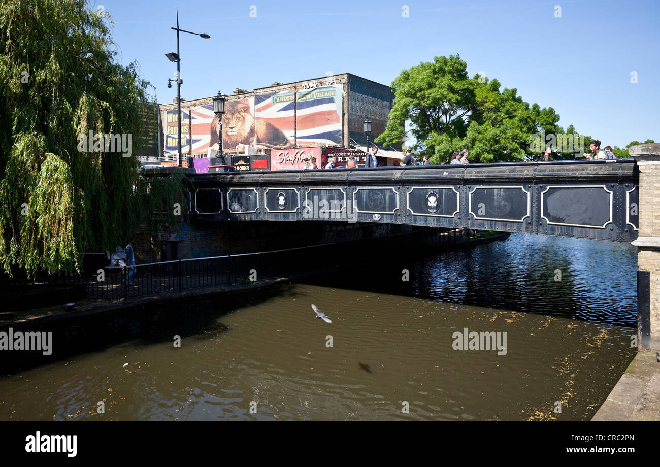 Camden Straßenbrücke über die Regents Canal, London, England, UK. Stockfoto