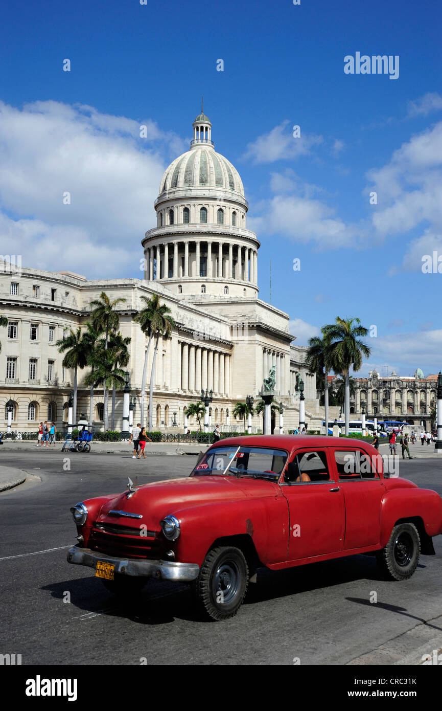 Rot der 1950er Jahre Oldtimer vor dem Capitolio Nacional, ein Gebäude im Stil des Neoklassizismus, Prado Square, Paseo de Stockfoto