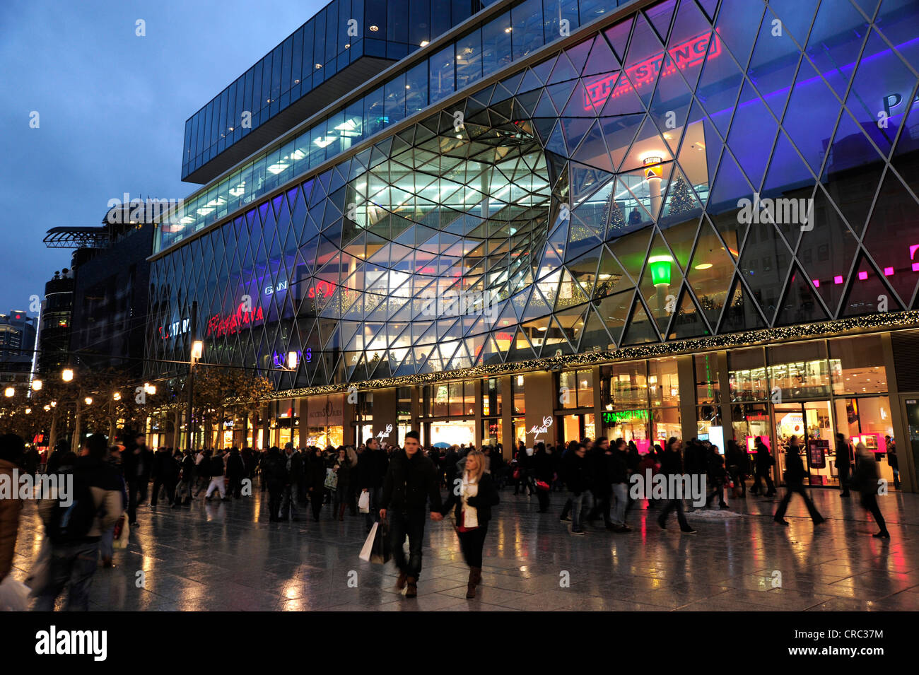 Moderne Architektur am Abend Einkaufszentrum MyZeil auf der Zeil Straße
