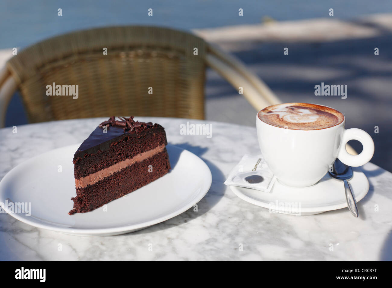 Eine Schokolade Torte und ein Cappuccino, Hafen von Port d ' Andratx, Mallorca, Mallorca, Balearen, Spanien, Europa Stockfoto