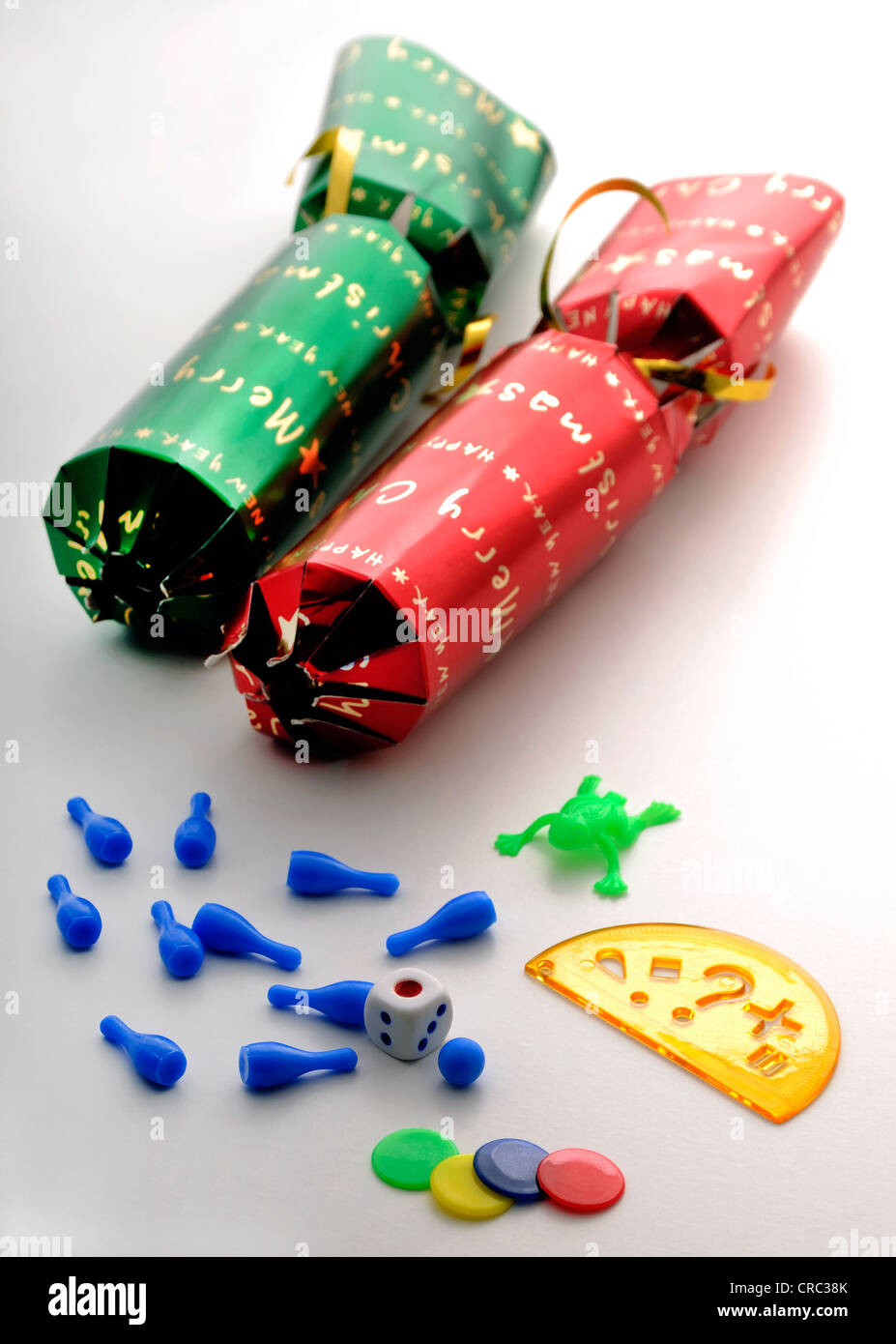 Christmas Cracker und deren Inhalt Stockfoto