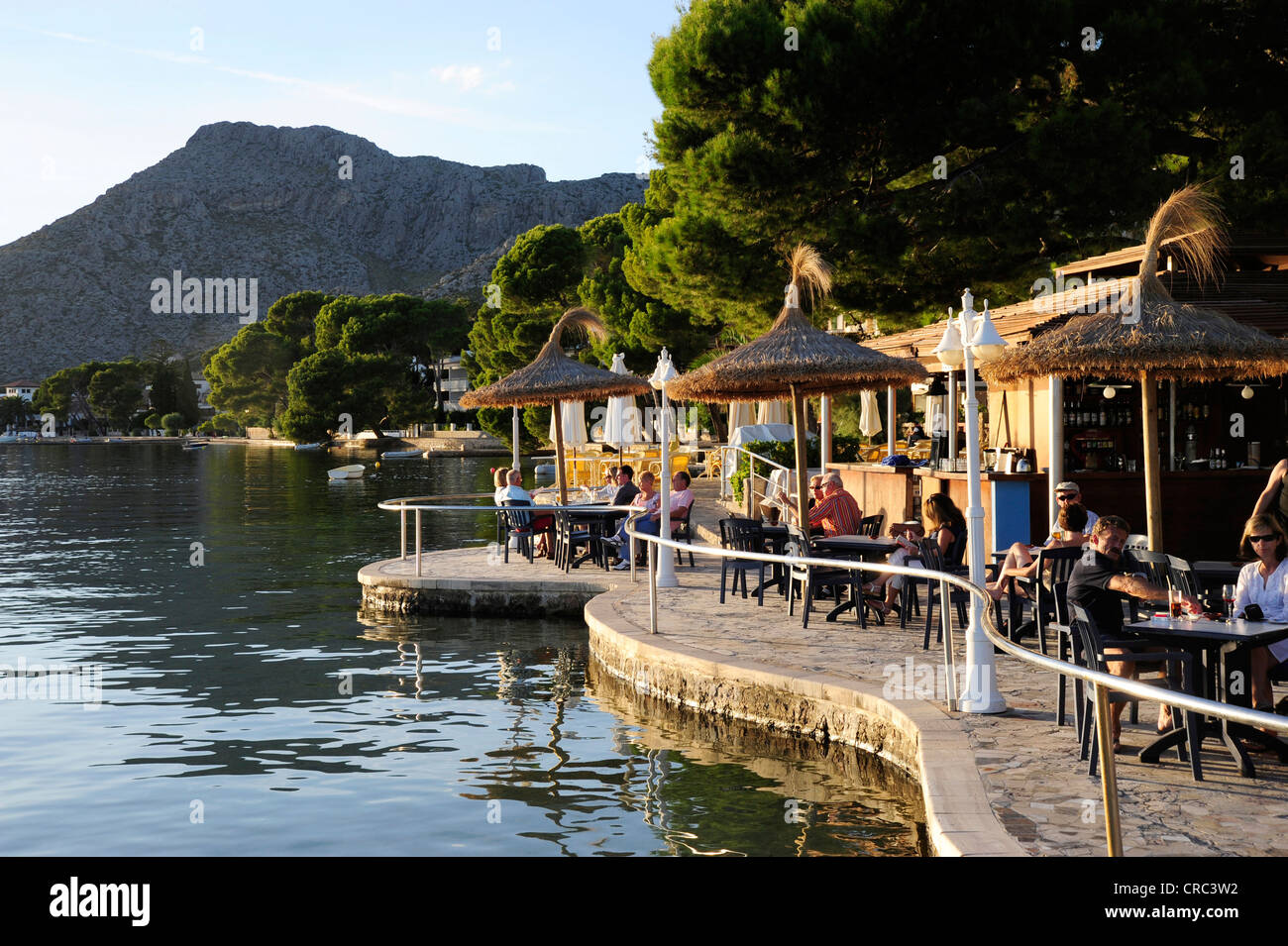 Bar und Café auf dem Boulevard am Meer, die Berge im Rücken, Puerto de