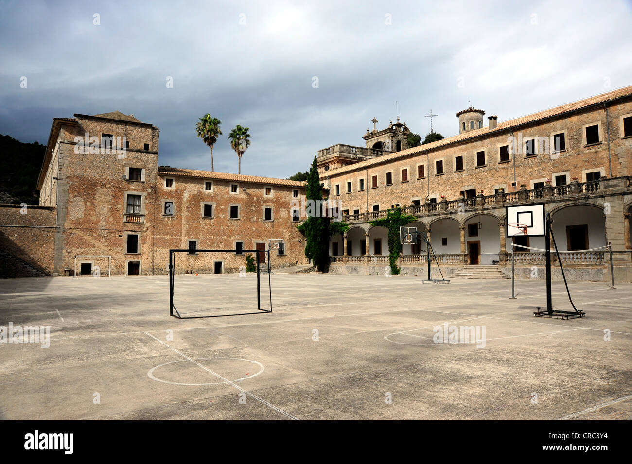 Sportplatz des Klosters Santuari de Lluc im Tramuntana Gebirge, Mallorca, Balearen, Mittelmeer, Spanien Stockfoto