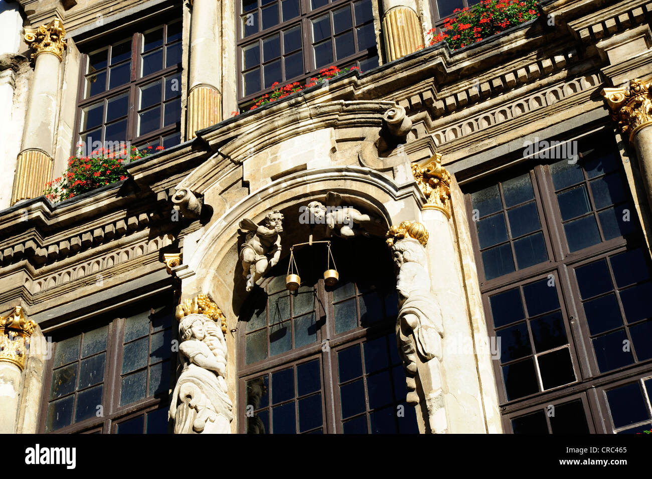 Zwei Engel und ein paar Schuppen an der Fassade ein Zunfthaus, Barockstil, Grote, Grote Markt Platz, Innenstadt Stockfoto