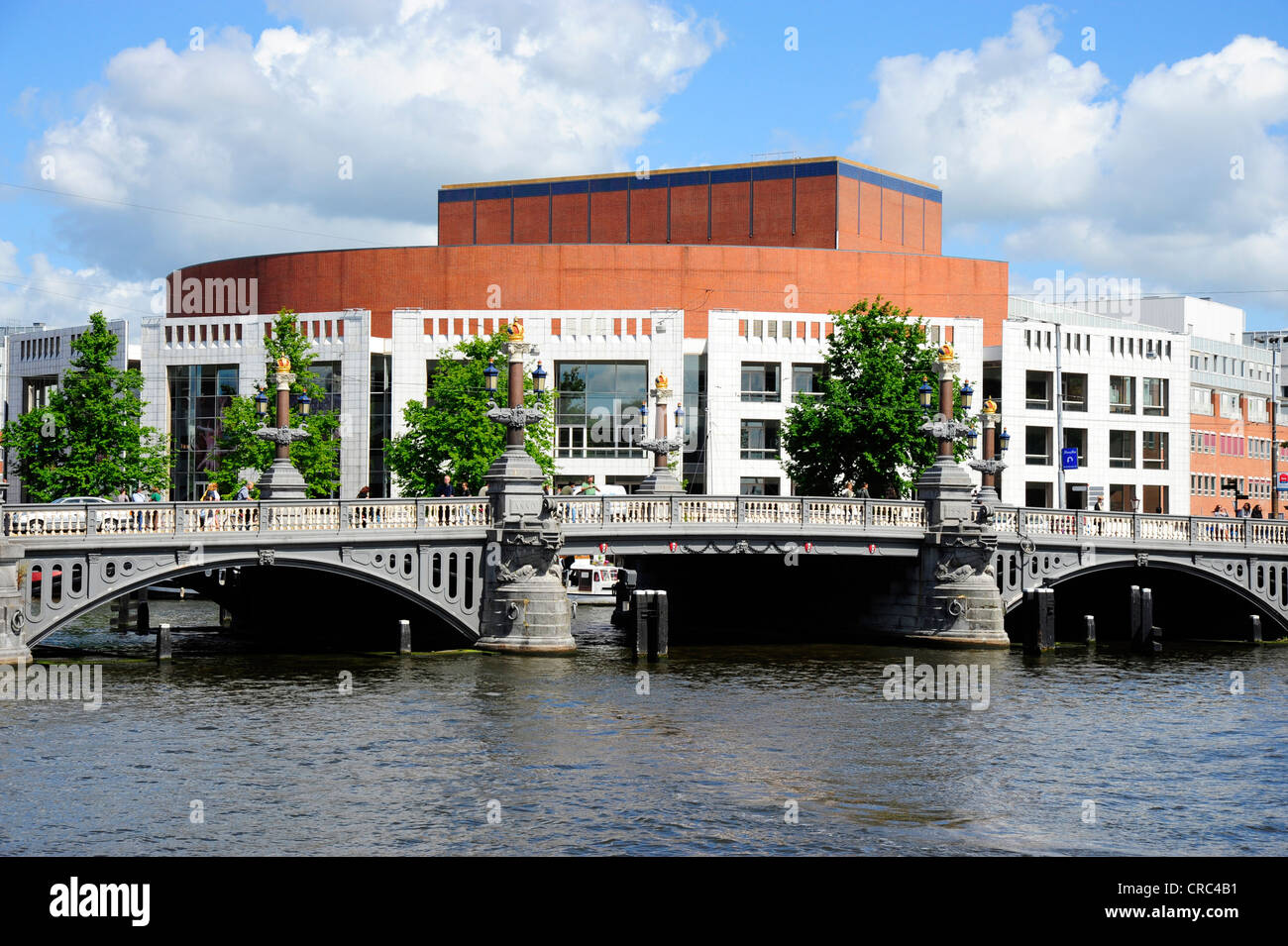 Blauwbrug-Brücke über den Fluss Amstel, Stopera Opernhaus am Waterloo Plein Platz im Rücken, City Centre, Amsterdam Stockfoto