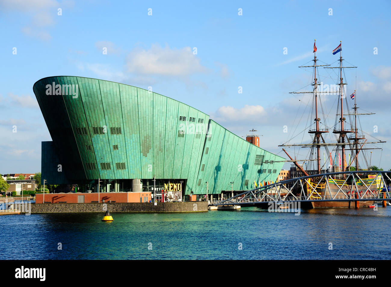 NEMO Science and Technology Center am Oosterdok wharf, Nachbau eines Segelschiffes des maritime Museum, Scheepvaart Museum Stockfoto
