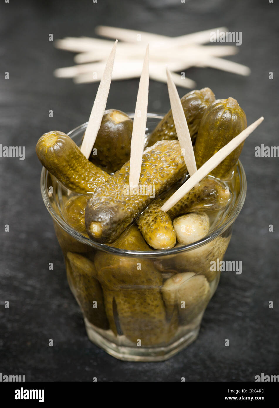 Cornichons oder kleine Gurke Kanapees Stockfoto