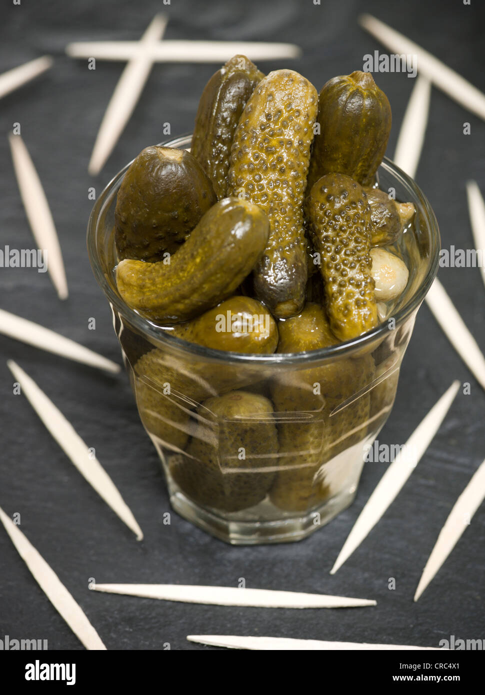 Cornichons oder kleine Gurke Kanapees Stockfoto