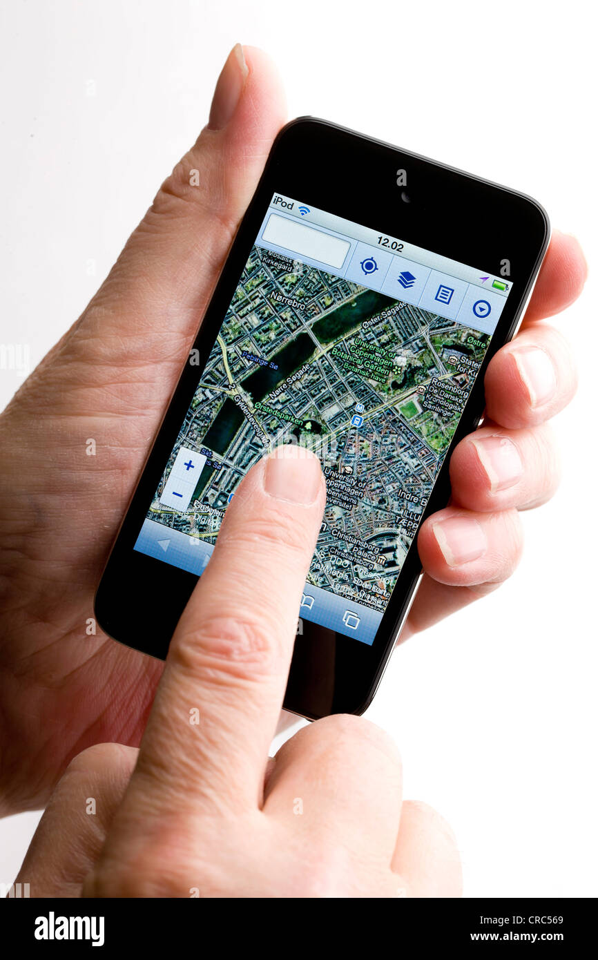 Verwendung von Maps auf einem Apple iPod Stockfoto