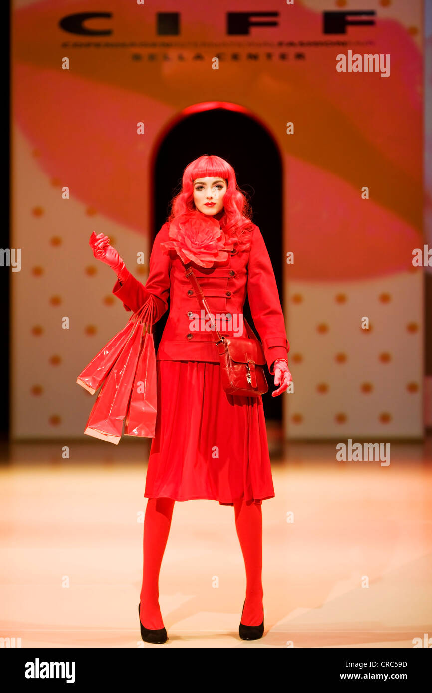 Weibliches Model zeigt rote Kleidung bei Copenhagen International Fashion Fair, Kopenhagen, Dänemark, Europa Stockfoto