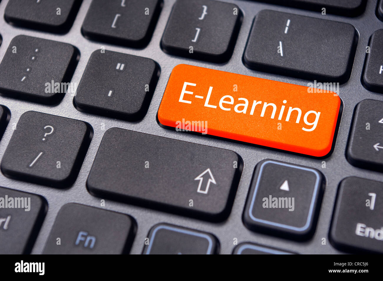 Konzepte des E-Learning für computergestützte Eingabetaste lernen, mit einer Nachricht auf der Tastatur. Stockfoto