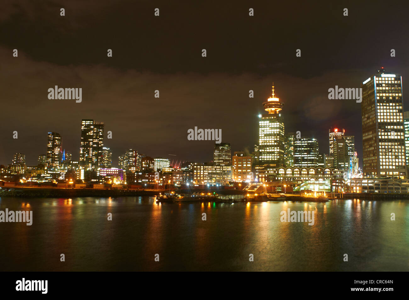 Skyline von Vancouver nachts beleuchtet Stockfoto