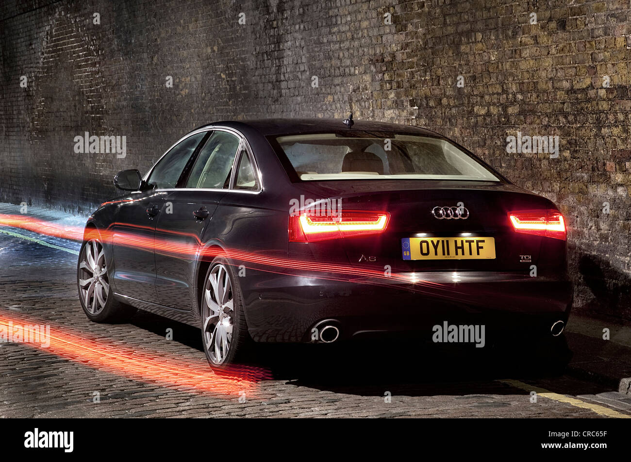 Audi A6 Quattro. in einer Londoner Straße bei Nacht Stockfoto