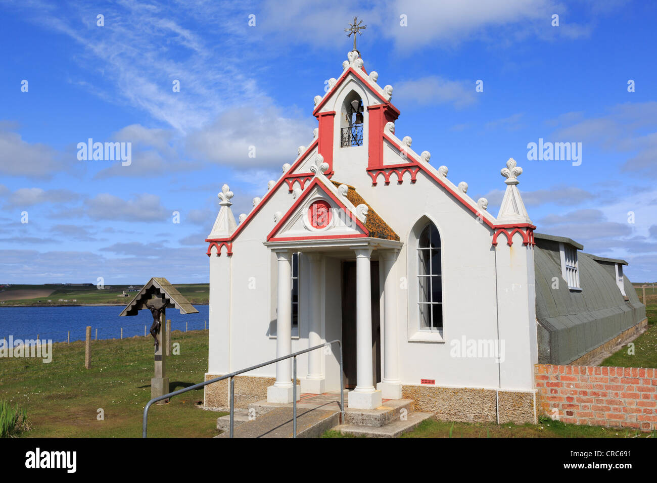Italienischen Kapelle gebaut aus 2 Nissen Hütten durch italienische Kriegsgefangene des Zweiten Weltkriegs. Lamb Holm, Orkney Inseln, Schottland, Großbritannien, Großbritannien Stockfoto