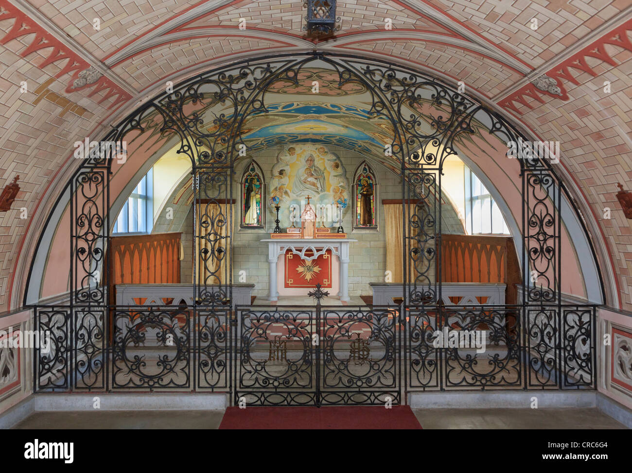 Italienischen Kapelle verzierten Innenraum von 2 Nissen Hütten von italienischen Gefangenen des Zweiten Weltkriegs am Lamm Holm, Orkney Inseln, Schottland, Großbritannien gebaut Stockfoto