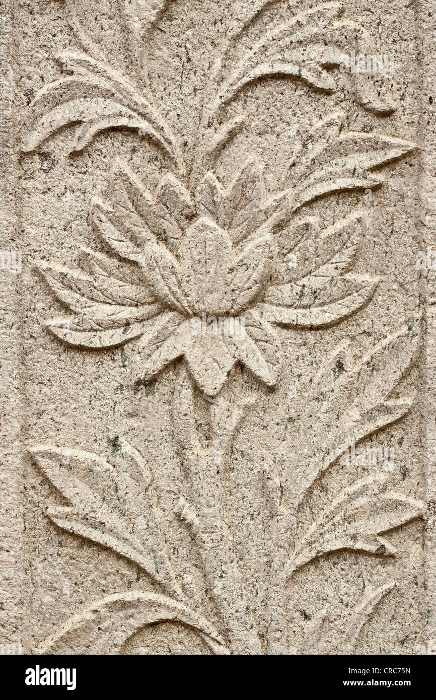 Schnitzereien von Blumen, langlebige Schönheit aus Stein und zeitlos. Stockfoto