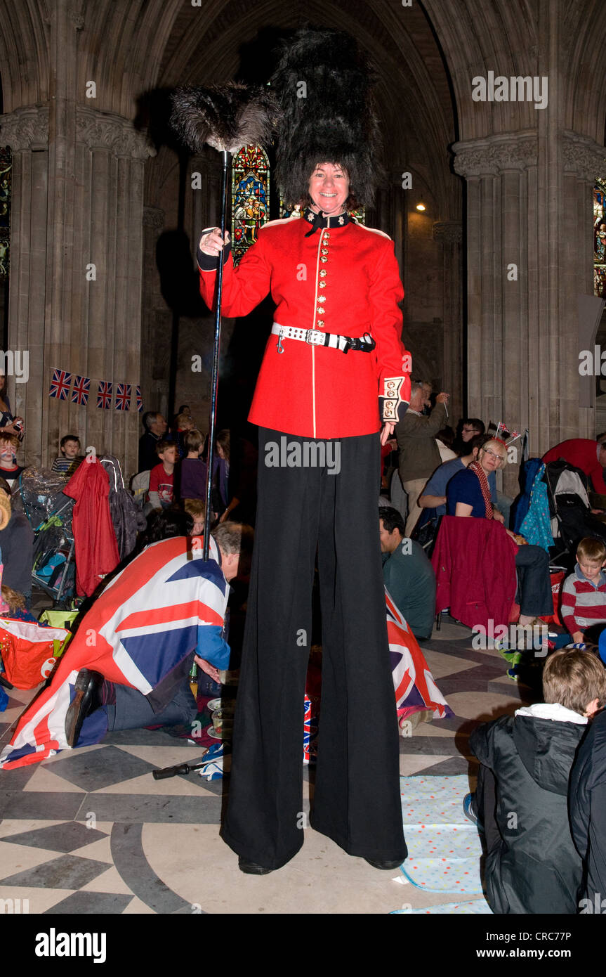 Dame auf Stelzen gekleidet als zehn Fuß hohen Grenadier Gardist Beurteilung "am besten königlichen Tracht" während der "Großen Jubiläum Lunch" Lichfield Stockfoto