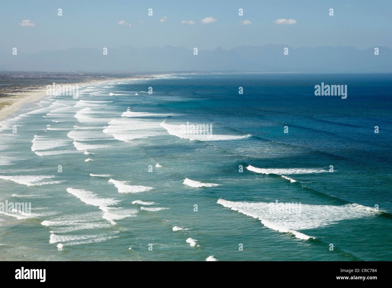 Wellen am Sandstrand Stockfoto