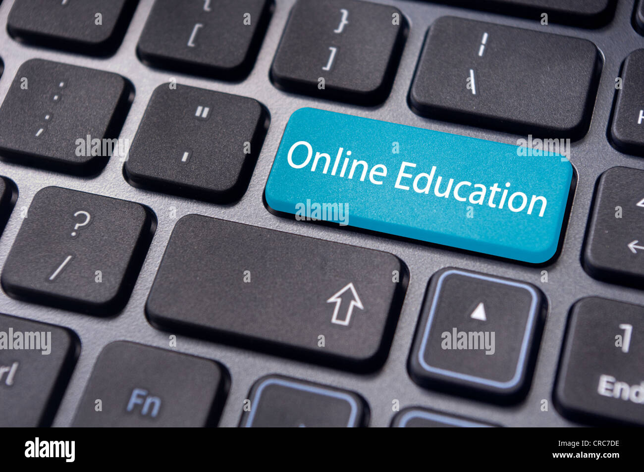 Konzepte der Online-Bildung mit Nachricht auf enter-Taste der Tastatur. Stockfoto