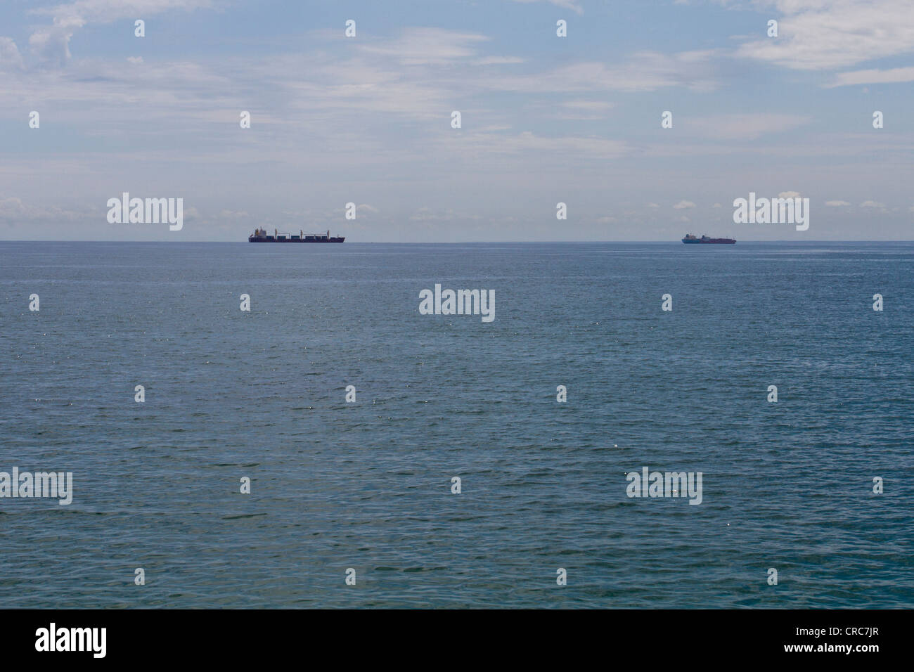Schiffe warten auf den Hafen von Luanda, Angola Luanda betreten Stockfoto